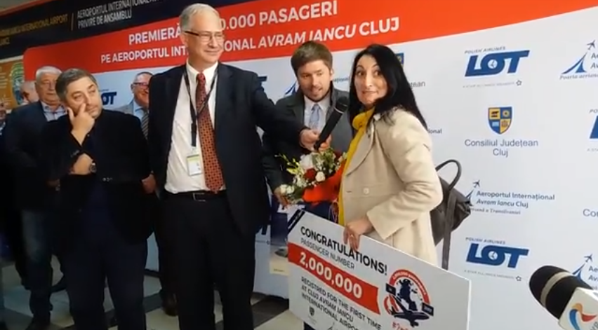 VIDEO. Surpriză de proporții pentru o sătmăreancă pe aeroport. Premiată pe loc