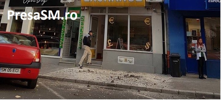 FOTO. Pericol public în centrul Sătmarului! Tencuială căzută în cel mai circulat loc