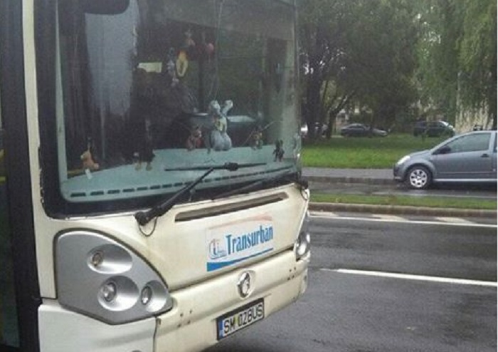 FOTO. INCREDIBIL! Un șofer al Transurban a pus călătorii să coboare un ”boschetar”. A refuzat să pornească