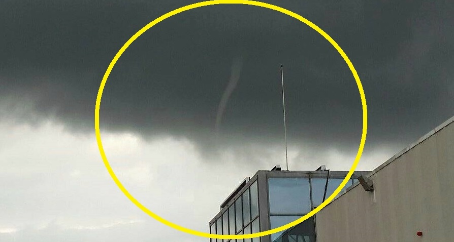 FOTO. Fenomen spectaculos pe cerul Sătmarului: vârtej dintr-o formațiune noroasă