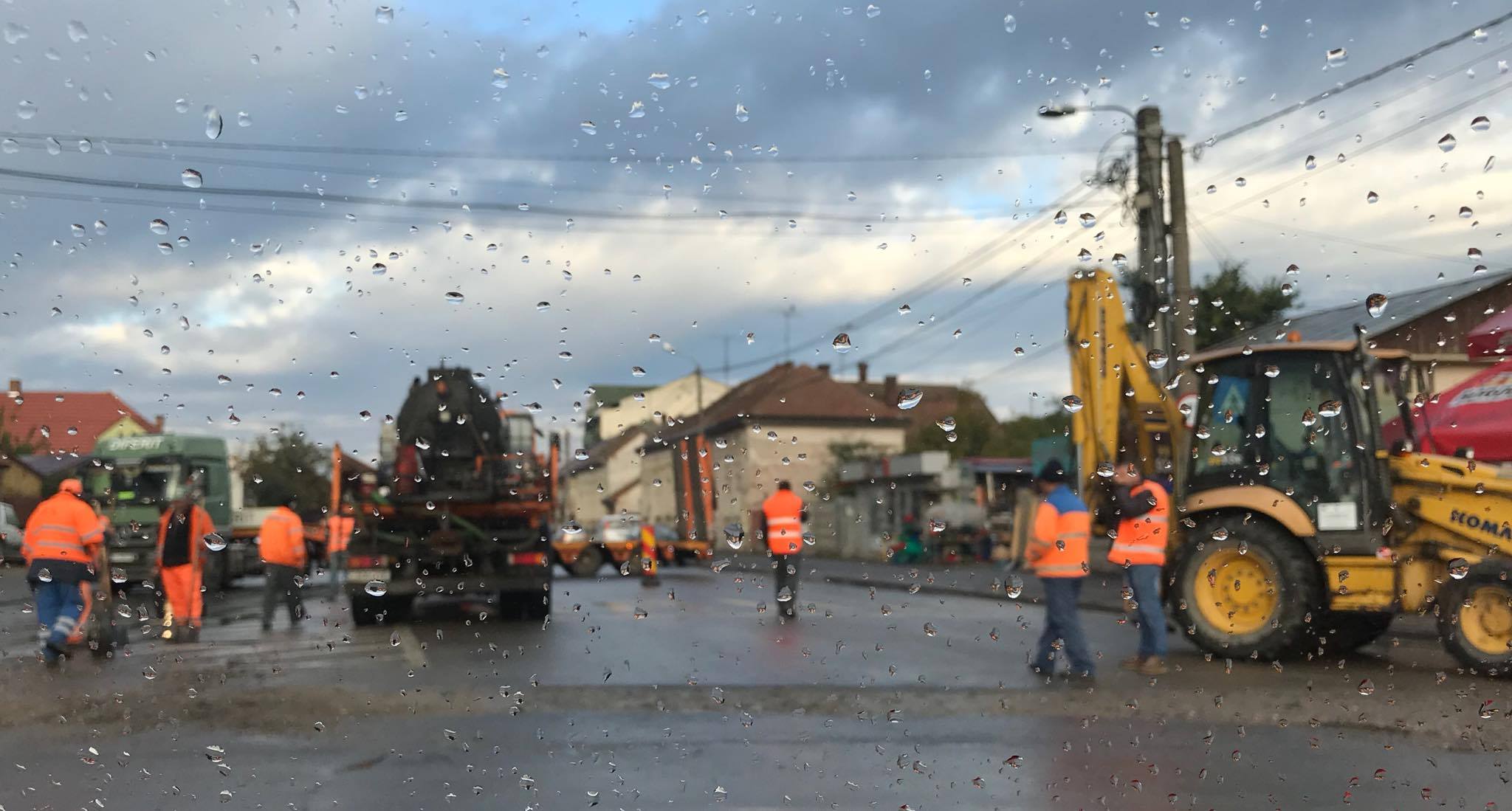 FOTO. Primăria amenajează sensul giratoriu de la Piața de Vechituri