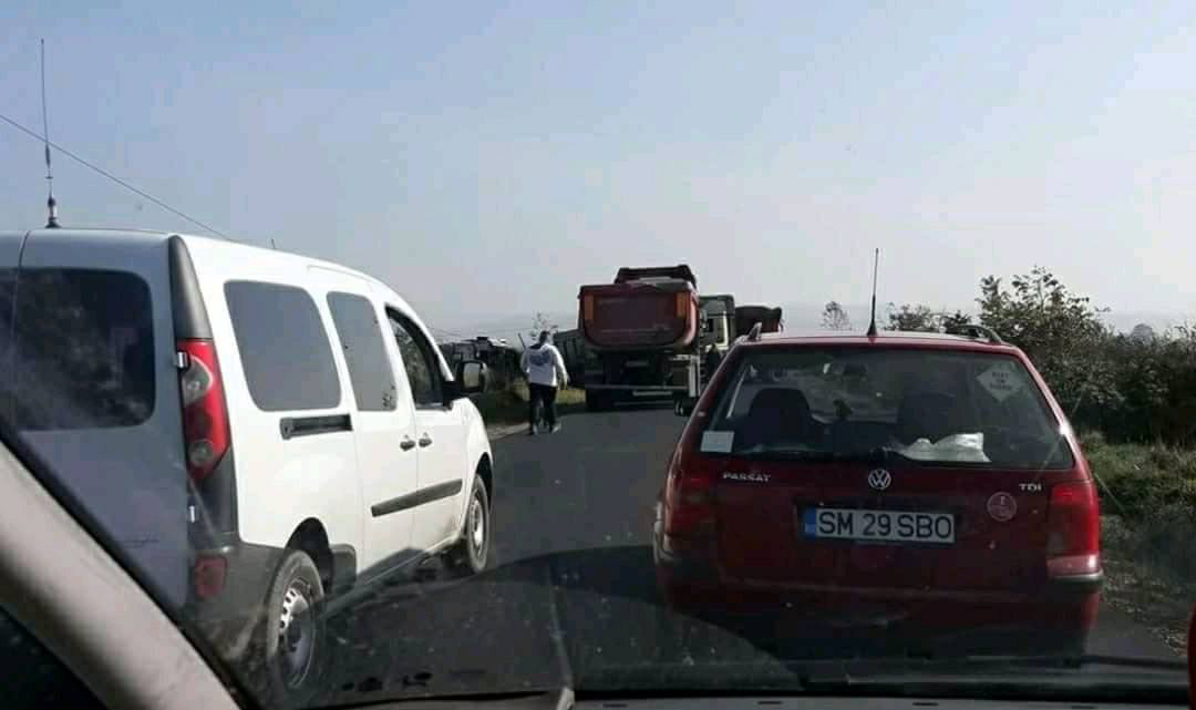 FOTO. Un TIR a ajuns în șanț. Trafic blocat zeci de minute pe DN 19 F