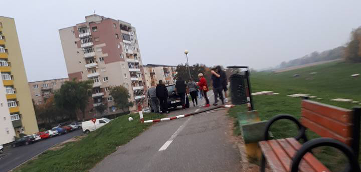 FOTO. Revoltător! Indivizi cu mașina pe dig în Satu Mare, au dărâmat bariera și au fugit