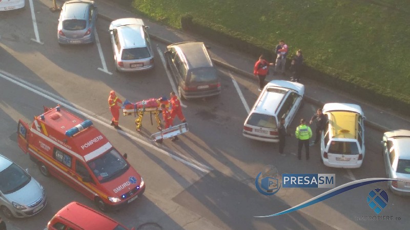 FOTOGALERIE. Accident în centrul Sătmarului. Tânără rănită grav de un taximetrist
