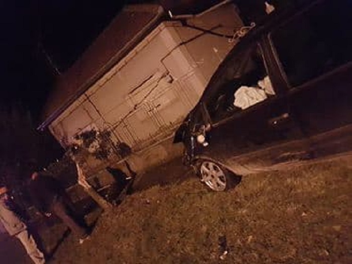 FOTOGALERIE. Coliune între două mașini, la Carei. Pericol de explozie