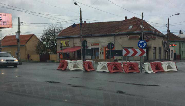 FOTO. Sensul giratoriu de la Burdea, luat de vânt! Balizele ”zburătoare”