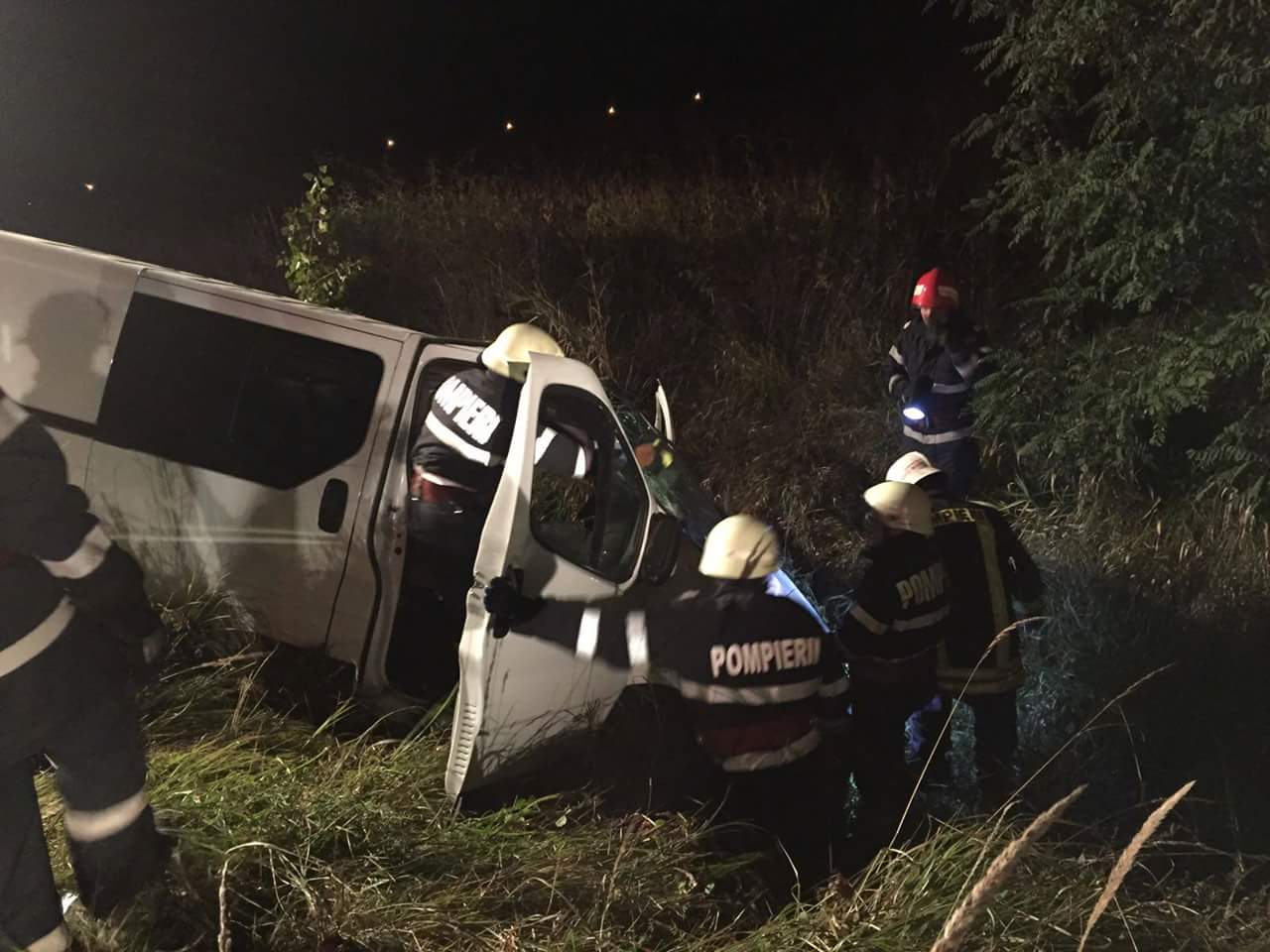 FOTOGALERIE. Accident grav. Șofer încarcerat, după ce a ajuns cu mașina în șanț