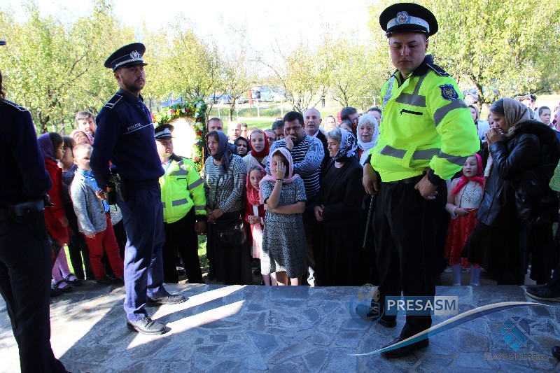 FOTOGALERIE. Scandal, cu poliția. Zeci de persoane critică vehement Episcopia Ortodoxă