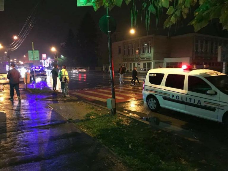 FOTO. Pieton lovit în plin de o mașină pe trecerea de pietoni, în Satu Mare