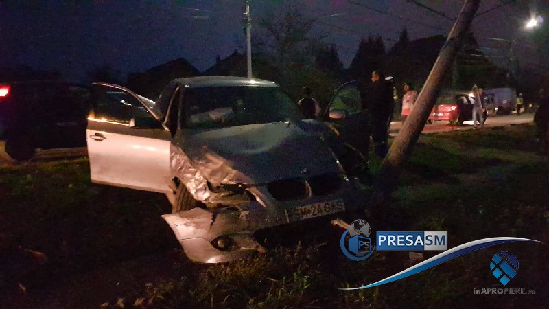 FOTO/VIDEO. Accident teribil în Satu Mare, provocat de o șoferiță. Un BMW a rupt un stâlp