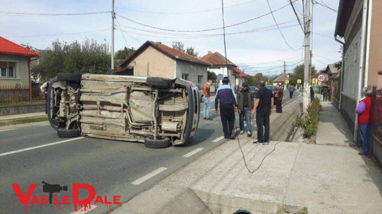 FOTO. Un sătmărean s-a răsturnat cu mașina. La un pas de tragedie
