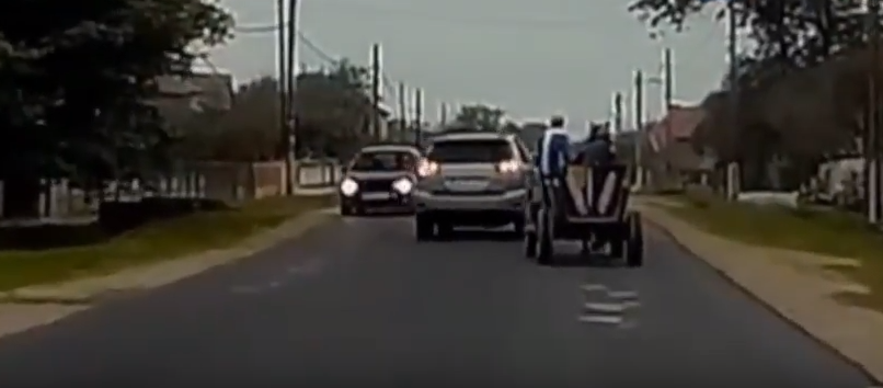 VIDEO. Accident în lanț, evitat în ultimul moment. Inconștient pe șosea!