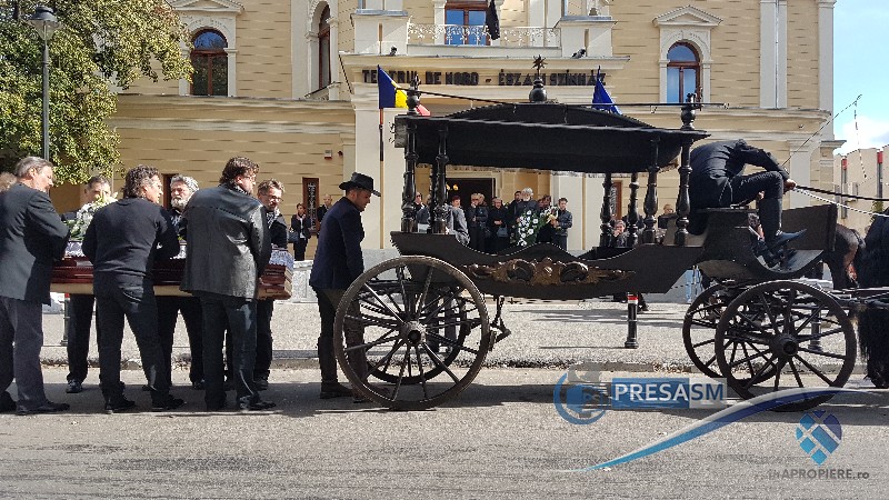 FOTO&VIDEO. Actorul Vasile Blaga, pe ultimul drum. În aplauzele a zeci de persoane, în frunte cu călăreți