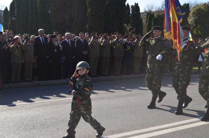 FOTO. Micuțul militar care a emoționat lumea la Carei. A defilat în fruntea Armatei!