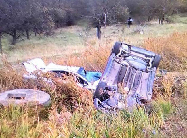 FOTO. Sătmărean ajuns în șanț și cu duba, și cu două mașini pe care le tracta