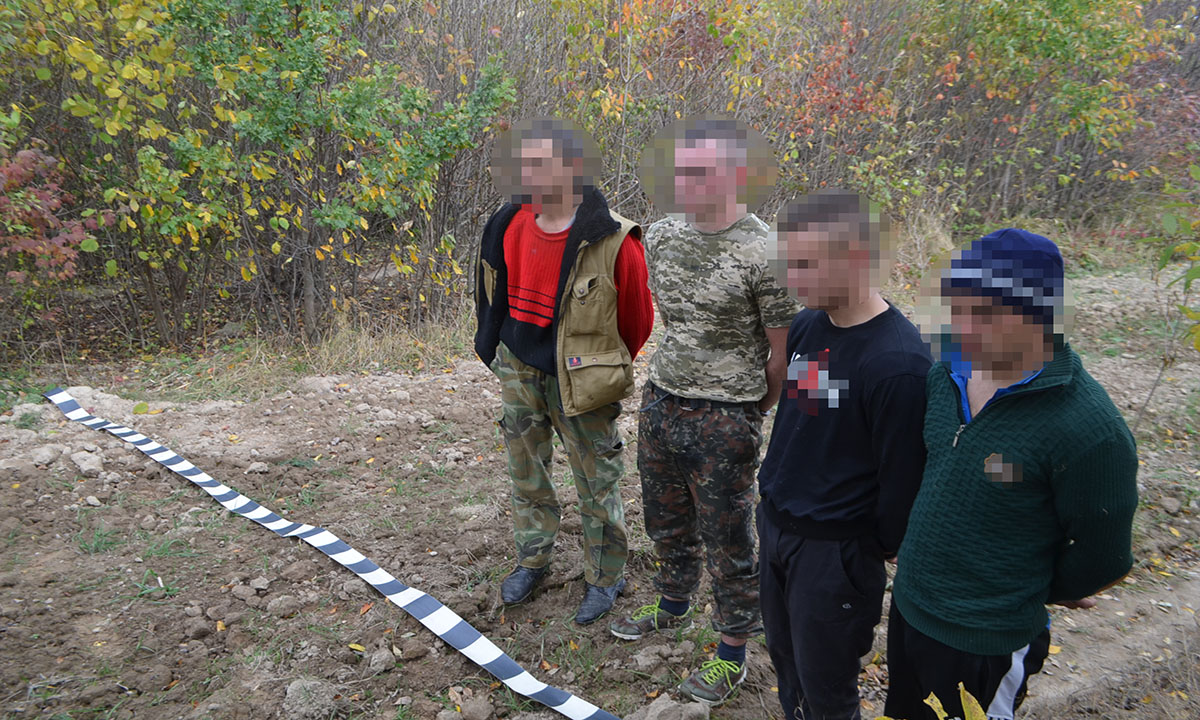 FOTOGALERIE. Grup de contrabandiști, prins în flagrant! Mai multe mașini confiscate