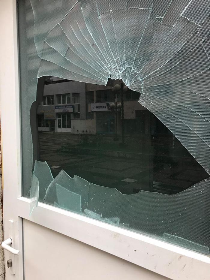 Maneliști scandalagi au devastat un restaurant în centrul Sătmarului