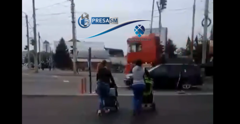 VIDEO. Două mame au făcut slalom cu bebelușii, printre mașini, la Burdea