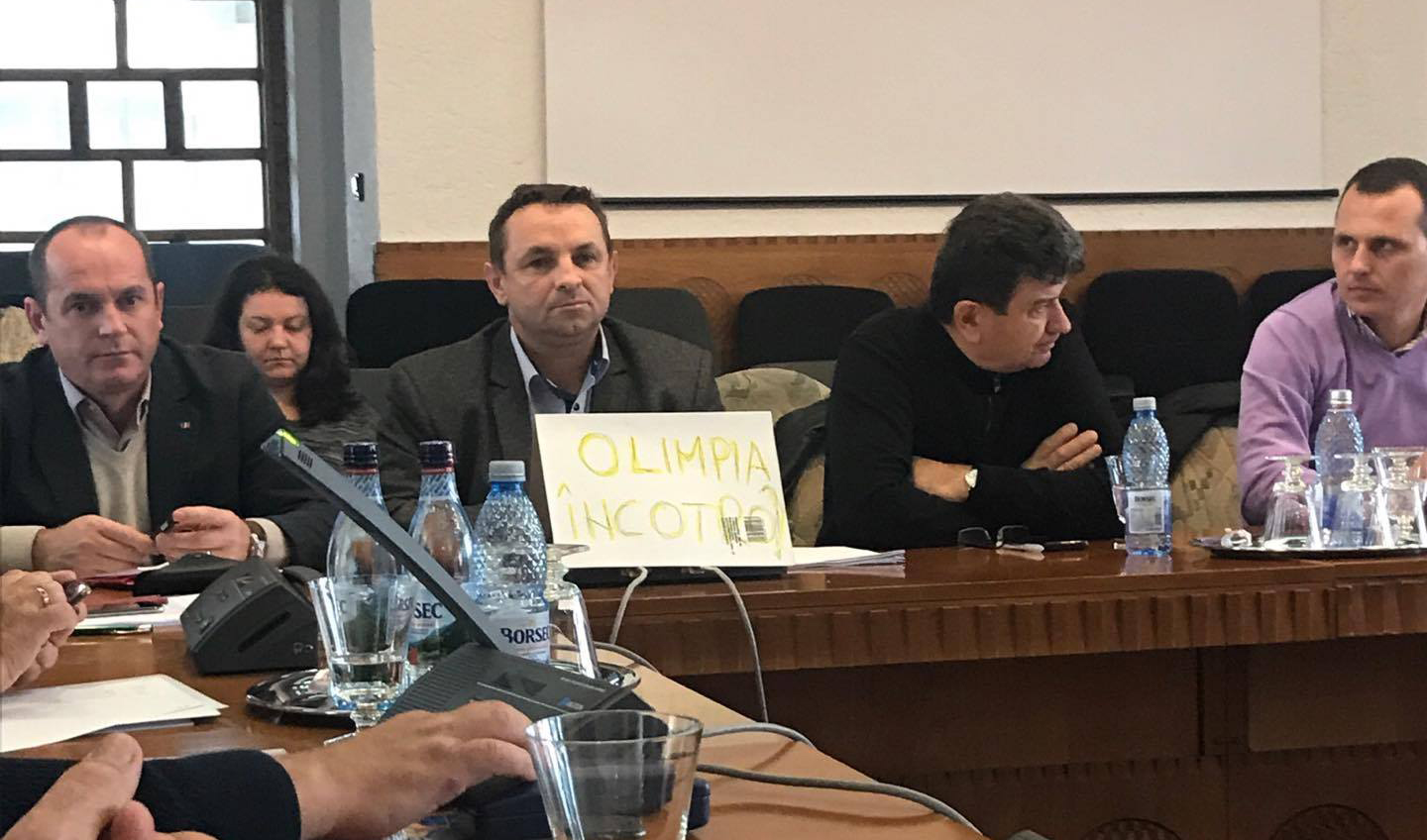 FOTO. Fără precedent! Un consilier județean a protestat în plină ședință