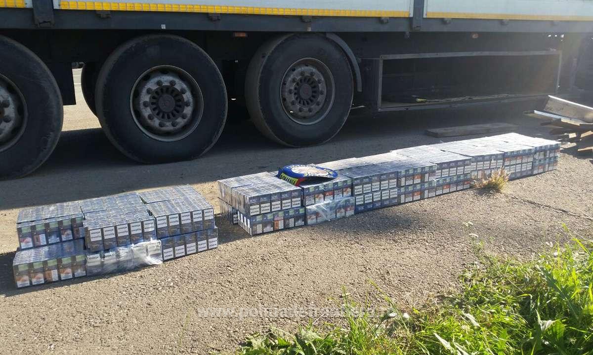 FOTO. Contrabandă de țigări cu TIR-ul prin vămile județului