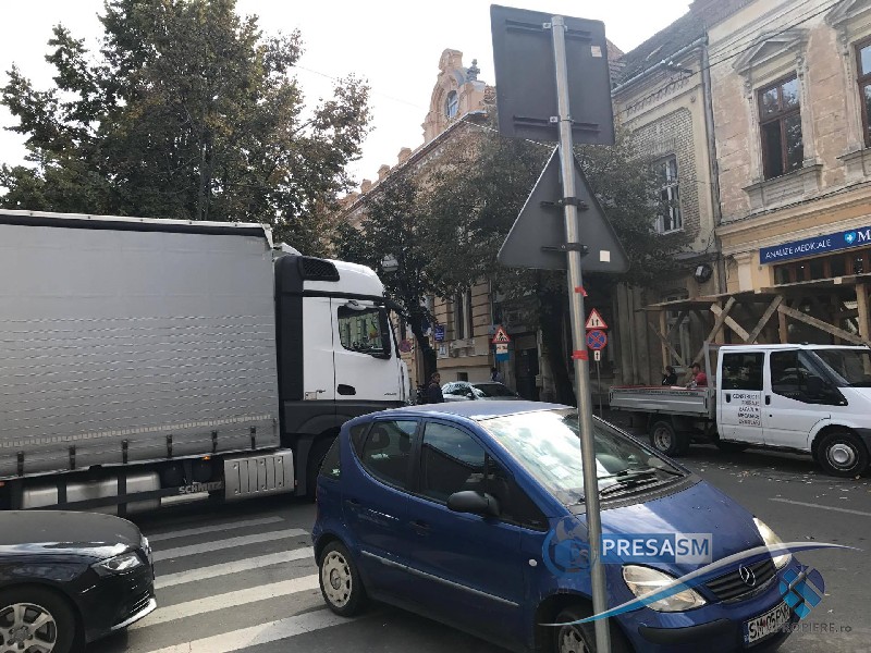 FOTO. Un TIR-ist neinspirat a blocat o stradă centrală din Satu Mare. Chiar lângă Poliție