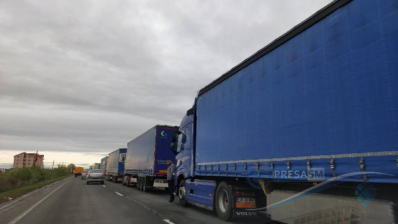 Cod roșu pentru tiriști la vama Petea. Ungaria face verificări suplimentare