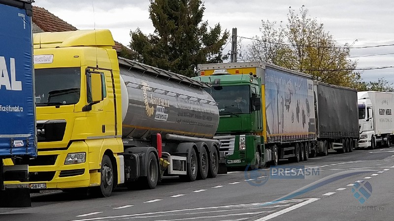 Protest al TIR-iștilor! Sătui să stea ore în șir la cozi în Vama Petea