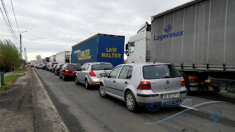 Ucrainenii sufocă vămile Petea și Halmeu. TIR-uri interzise în Polonia și Slovacia trec prin Satu Mare