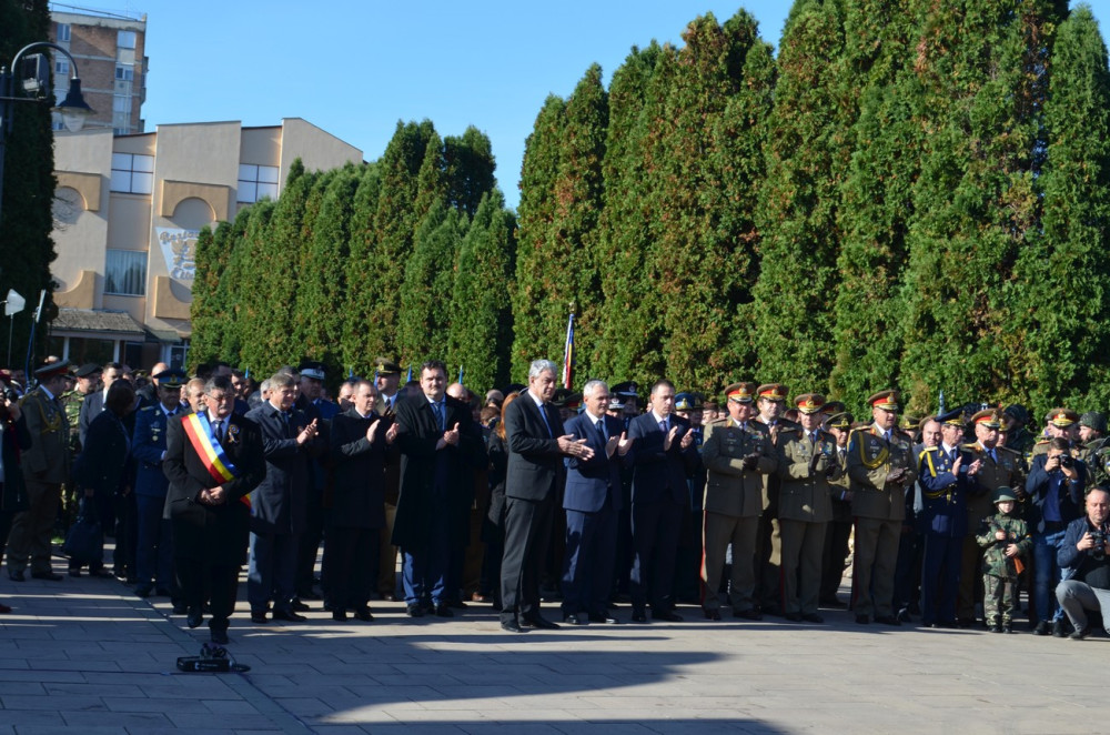 Armata caută sută de tineri pentru a-i face subofițeri și ofițeri