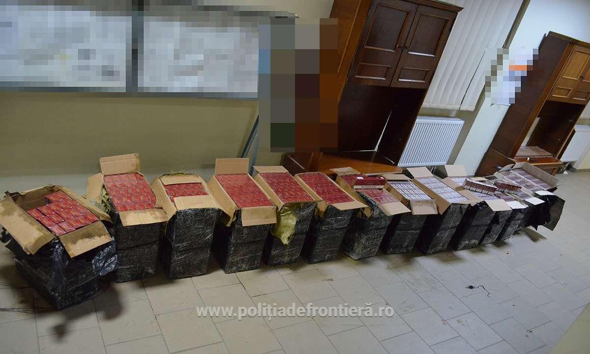 FOTOGALERIE. De frica polițiștilor, contrabandiștii aruncă cantități uriașe de țigări
