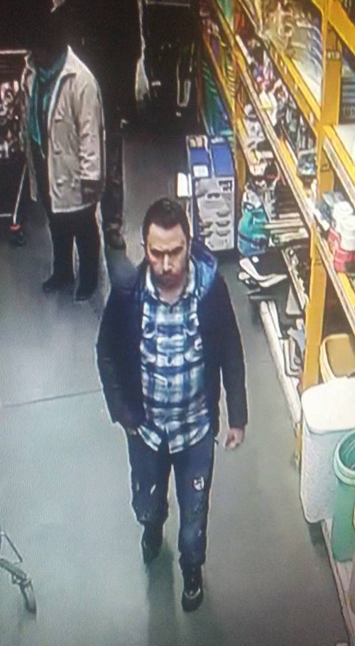 FOTO. Hoț căutat pe Facebook. Acuzat că fură portofele din magazine în Satu Mare