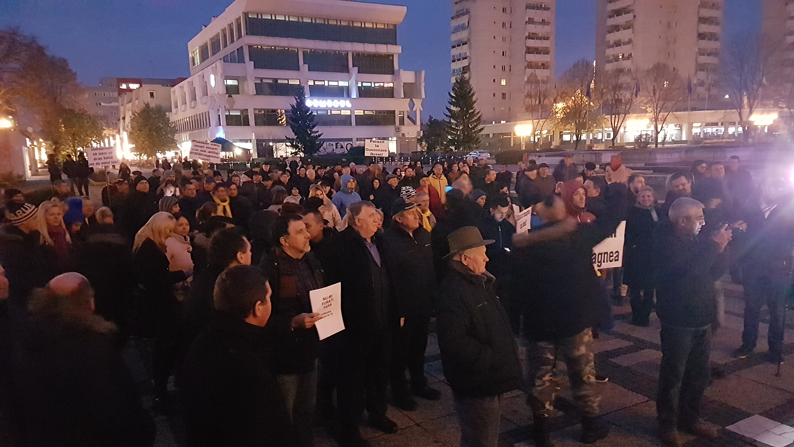 FOTO/VIDEO. PNL a scos sute de oameni în stradă. Protest în centrul Sătmarului