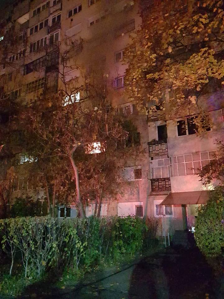 FOTO/VIDEO. Un sătmărean incendiat un apartament...a treia oară! Vecinii, disperați