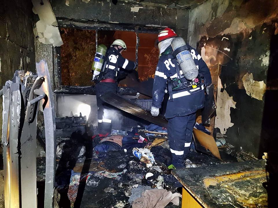 FOTOGALERIE. Foc intenționat într-un bloc din Satu Mare! Un bărbat, la un pas să-și omoare tatăl