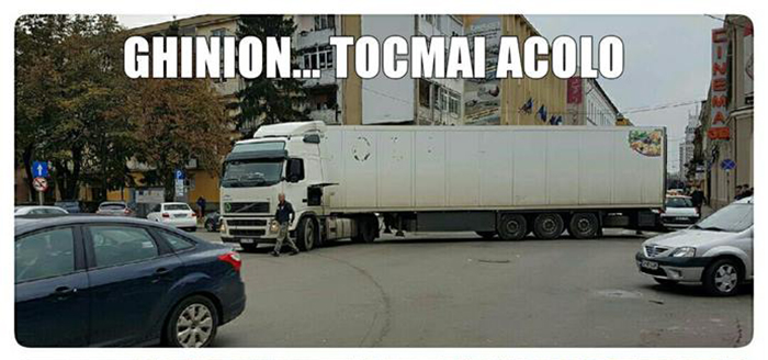 FOTO. Ghinion teribil. TIR stricat în centrul Sătmarului. A blocat o intersecție