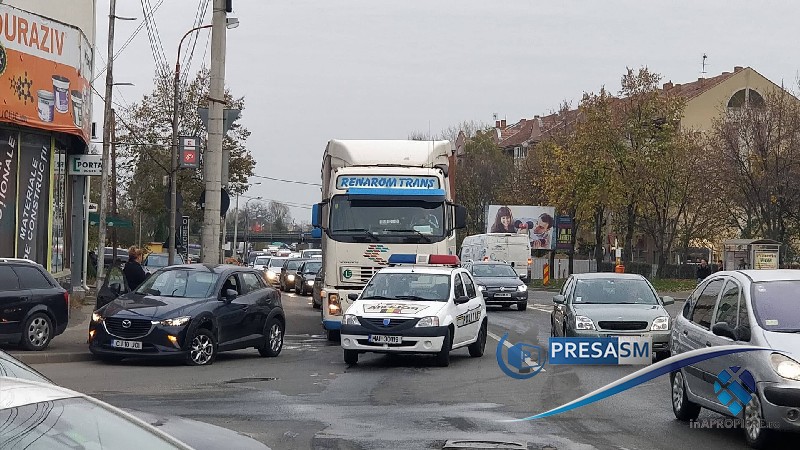 FOTO/VIDEO. Accident în Satu Mare. Mașină lovită de TIR și proiectată în stâlp