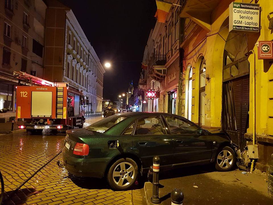 FOTOGALERIE. Accident rutier în centrul Sătmarului! Pericol de explozie