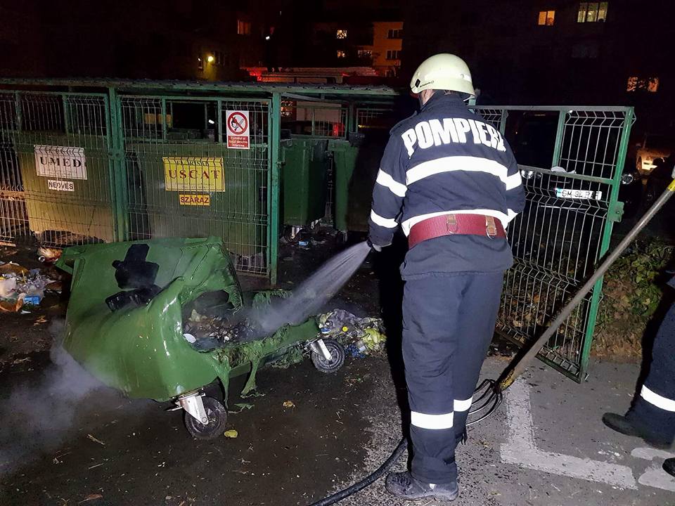 FOTO. ”Piromani” incendiază containerele de gunoi ale Florisalului, în Satu Mare