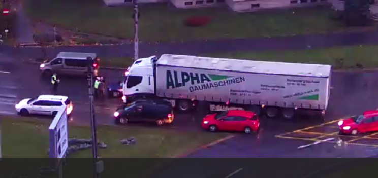 FOTO. Un TIR a intrat într-un Logan în față la Finanțe