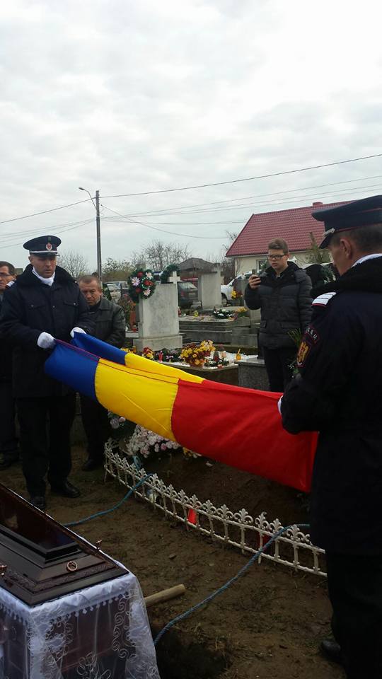FOTOGALERIE. Un pompier sătmărean a pierdut lupta cu viața. Înmormântat cu onoruri militare