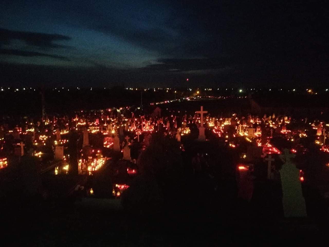FOTO/VIDEO. Cimitirele din Satu Mare, umplute de lumină și flori, de Ziua Morților