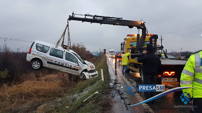 FOTO/VIDEO. Impact frontal între o mașină a poliției și un autoturism. Patru victime