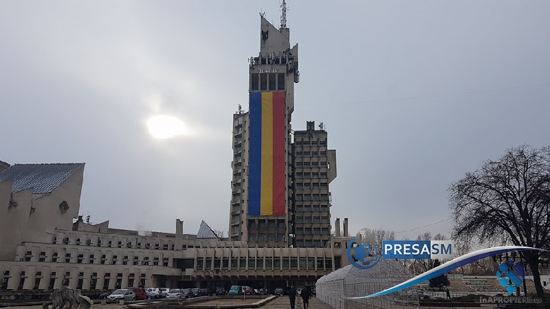 FOTO. Drapelul gigant, din nou pe sediul Consiliului Județean Satu Mare