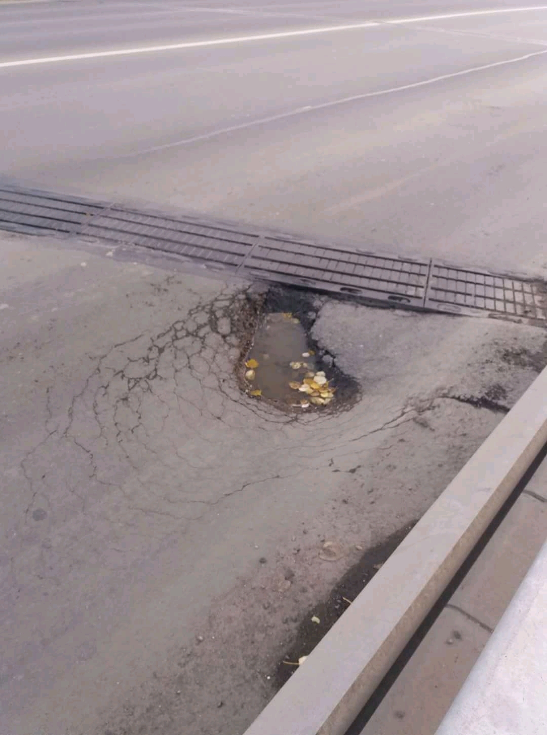 FOTO. Cratere pe Podul Decebal, reabilitat anul acesta. România, te iubesc!