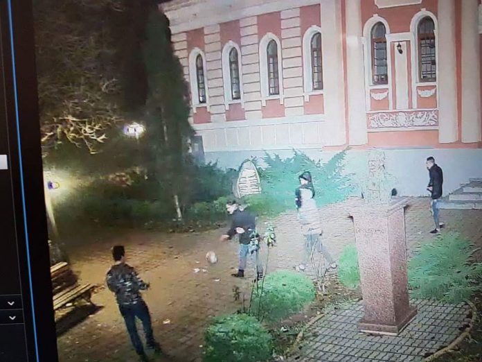 FOTOGALERIE. Indivizi surprinși devastând Grădina Romei. Au spart zeci de becuri