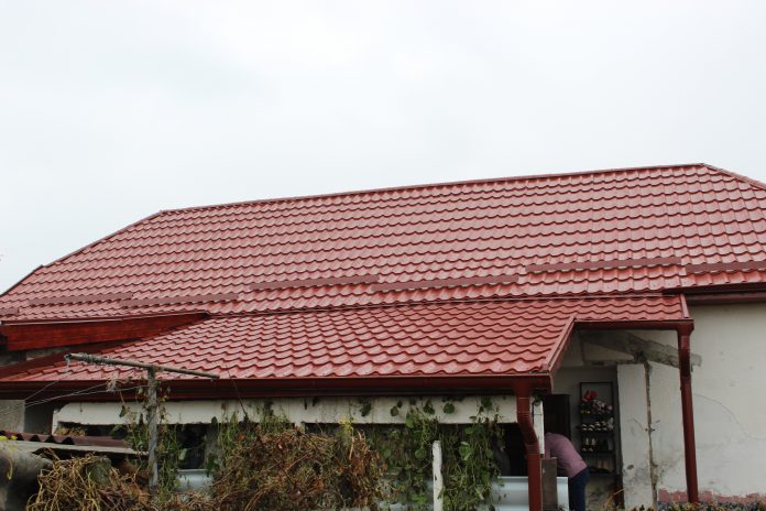 SOLIDARITATE. Tinerii care au reparat acoperișul unei case de copii din județ!