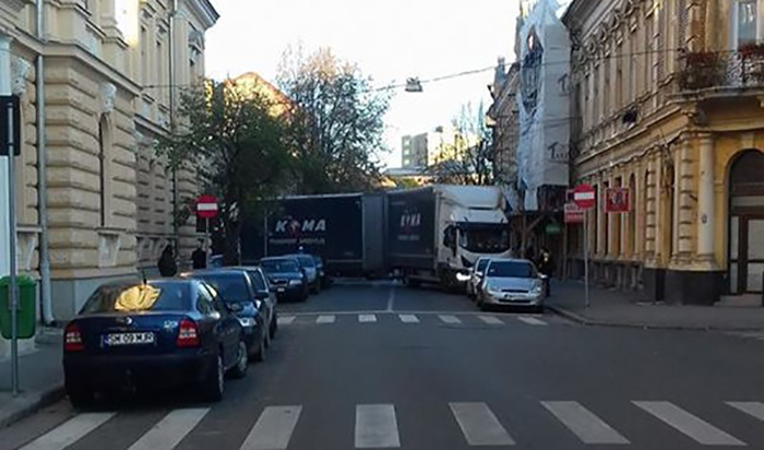 FOTO. Intersecția dintre Tribunal și Poliție, blocată de un TIR. A rămas ”împotmolit”