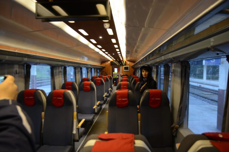 VIDEO. Trenul Satu Mare - București, cu internet, camere video și aer condiționat