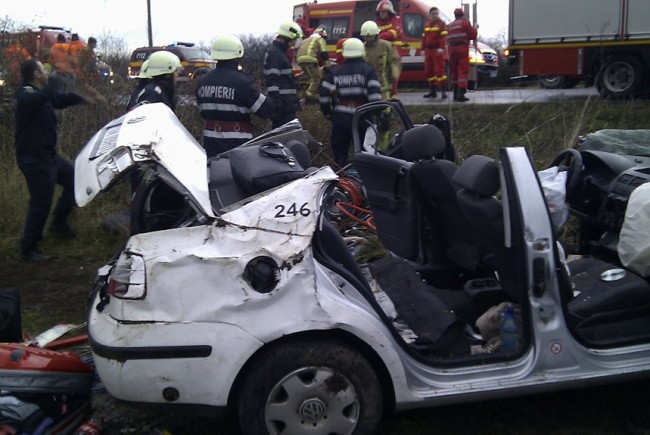 FOTO. Accident grav, cu trei victime. Un taximetru din Satu Mare a ajuns în câmp