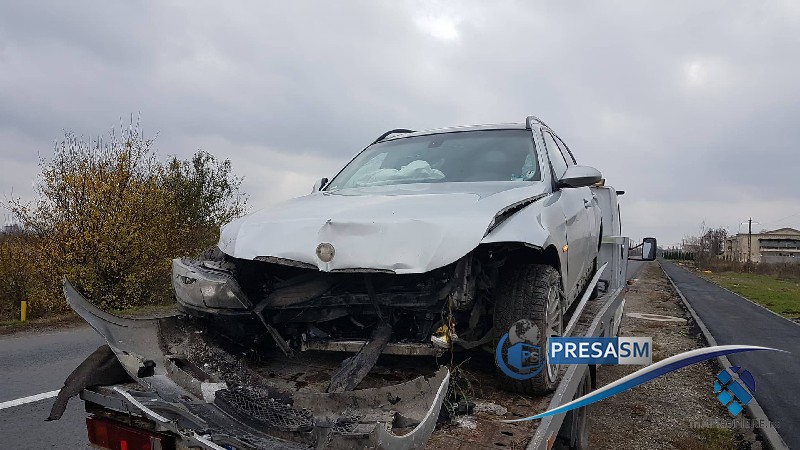 FOTOGALERIE. Accident grav în Satu Mare. O mașină a spulberat gardul de la Aquastar